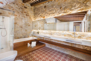 Bano-moderno-casa-Pals-Samaria-55-Emporda-Girona-Cases-Singulars-Tono-Bagno-Barcelona1-1-1020x681